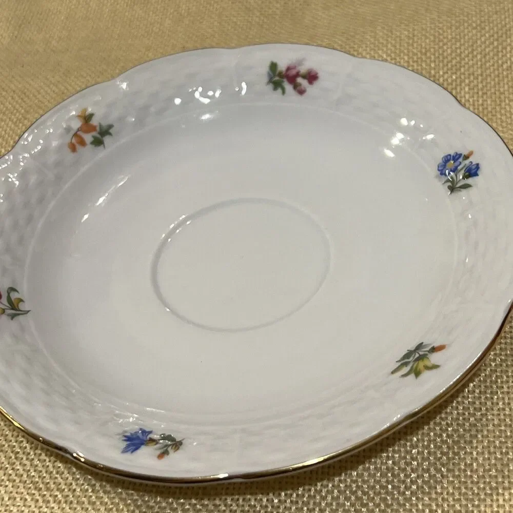 Vintage TK Thun Czechoslovakia Tradition Pattern Porcelain Saucer Gold Rim 6”💖